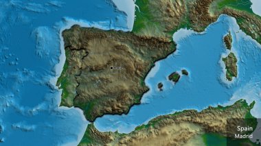 İspanya sınır bölgesinin yakın çekimleri fiziksel bir harita üzerinde koyu bir örtüyle vurgulanıyor. Ana nokta. Kırsal kesimin kıvrımlı kenarları. Ülkenin ve başkentinin İngilizce adı