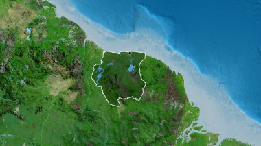 Surinam sınır bölgesinin uydu haritası üzerinde koyu bir örtüyle ışıklandırılması. Ana nokta. Ülke şekli etrafında özet geç. 