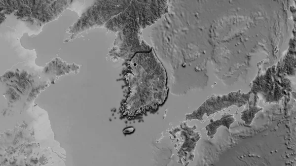 在一张灰色比例尺地图上对韩国边境地区进行的密切监视 资本点 国家形状的斜边 — 图库照片