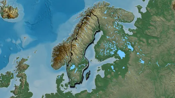 在一张救济地图上对瑞典边境地区进行的密切监视 资本点 国家形状的斜边 — 图库照片