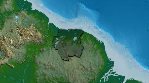 物理的な地図上の暗いオーバーレイで強調スリナム境界領域のクローズアップ 資本ポイント 国の形の縁が隠されている — ストック写真