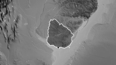 Uruguay sınır bölgesinin, gri tonlamalı bir haritada koyu bir örtüyle ışıklandırılması. Ana nokta. Ülke çapında parıltı. 