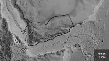 Gri tonlu bir haritada Yemen sınır bölgesinin yakın çekimleri. Ana nokta. Kırsal kesimin kıvrımlı kenarları. Ülkenin ve başkentinin İngilizce adı