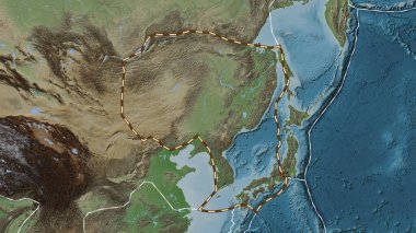 Amur tektonik plakasının alanı Patterson silindirik projeksiyonunda soluk renkli bir yükseklik haritasında çizilmiş bir çizgi ile işaretlenmiş.