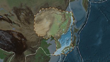 Amur tektonik plakasının alanı Fahey projeksiyonunda koyu renkli bir yükseklik haritasının arka planına çizilmiş bir çizgi ile işaretlenmiştir.