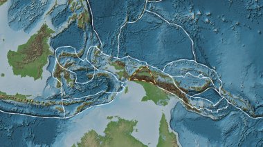 Maoke tektonik plakasının alanı Fahey projeksiyonundaki soluk renkli yükseklik haritasında çizilmiş bir çizgi ile işaretlenmiş.