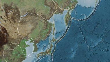 Okhotsk tektonik plakasının alanı Fahey projeksiyonunda soluk renkli bir yükseklik haritasında katı bir çizgiyle işaretlenmiş.