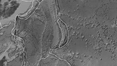 Mariana tektonik plakasının alanı Fahey projeksiyonundaki gri tonlama yükseklik haritasında katı bir çizgi ile işaretlenmiş.