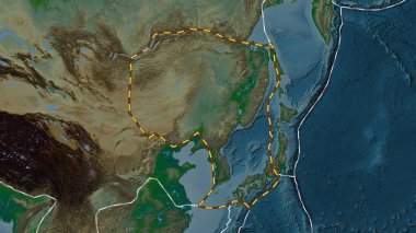 Amur tektonik plakasının alanı Fahey projeksiyonunda renkli bir yükseklik haritasında çizilmiş bir çizgi ile işaretlenmiş.