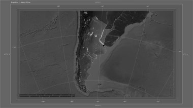 Arjantin, ülkenin başkenti, haritası, uzaklık ölçeği ve sınır koordinatlarıyla gölleri ve nehirleri gösteren bir gri ölçekli yükselti haritasına vurgulandı