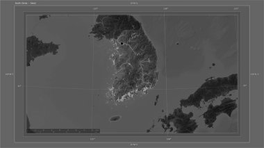 Güney Kore, ülkenin başkenti, haritası, uzaklık ölçeği ve sınır koordinatlarıyla gölleri ve nehirleri gösteren bir Gri Tonlama yükselti haritasına vurgulandı