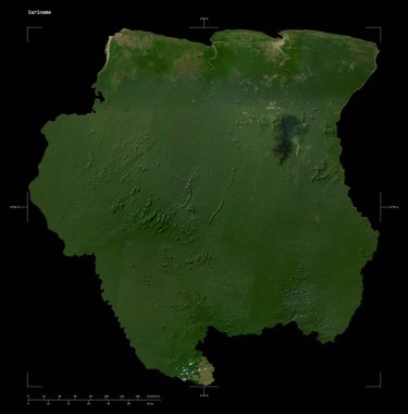 Surinam 'ın düşük çözünürlüklü uydu haritasının şekli, uzaklık ölçeği ve harita sınır koordinatlarıyla, siyah üzerine izole edilmiş