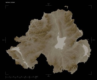 Kuzey İrlanda 'nın gölleri ve nehirleriyle sepia tonlarında renklendirilmiş bir yükseklik haritası şekli, uzaklık ölçeği ve harita sınır koordinatları, siyah üzerine izole edilmiş.