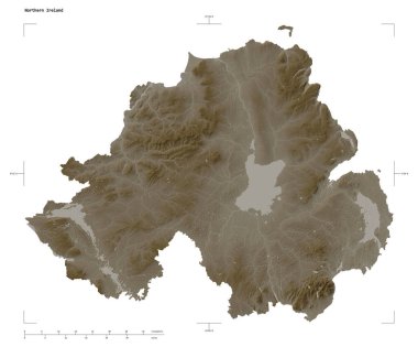Kuzey İrlanda 'nın gölleri ve nehirleri ile sepya tonlarında renklendirilmiş bir yükseklik haritası şekli, uzaklık ölçeği ve harita sınır koordinatları, beyaz üzerine izole edilmiş.