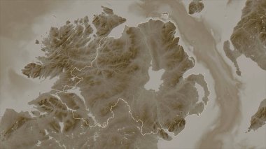 Kuzey İrlanda, sepia tonlarında göller ve nehirlerle renklendirilmiş bir yükseklik haritasında özetlenmiştir.