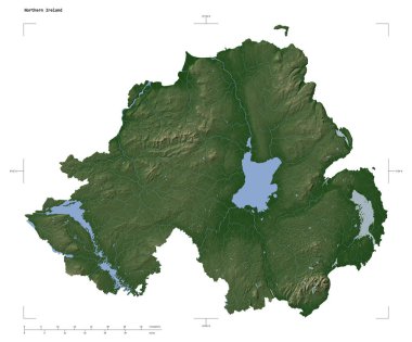 Kuzey İrlanda 'nın göl ve nehirleri, uzaklık ölçeği ve harita sınır koordinatlarıyla beyaz üzerinde izole edilmiş soluk renkli bir yükseklik haritası.