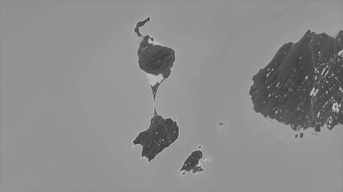 Saint Pierre ve Miquelon, gölleri ve nehirleri olan bir Gri Tonlama yükseklik haritasında özetlenmiştir.