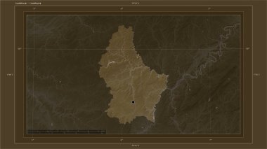 Lüksemburg, ülkenin başkenti, haritası, uzaklık ölçeği ve harita sınır koordinatlarıyla gölleri ve nehirleri gösteren sepya tonlarıyla renklendirilmiş bir yükseklik haritasına vurgulandı