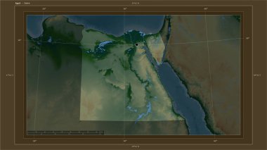 Mısır, ülkenin başkenti, haritası, uzaklık ölçeği ve sınır koordinatlarıyla gölleri ve nehirleri gösteren renkli bir yükseklik haritasına vurgulandı