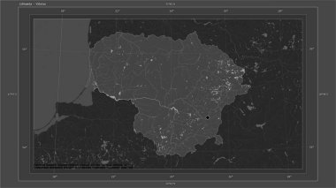 Litvanya, ülkenin başkenti, haritası, uzaklık ölçeği ve harita sınır koordinatlarıyla gölleri ve nehirleri eşleştiren bir çift seviyeli yükseklik haritasına vurgulandı