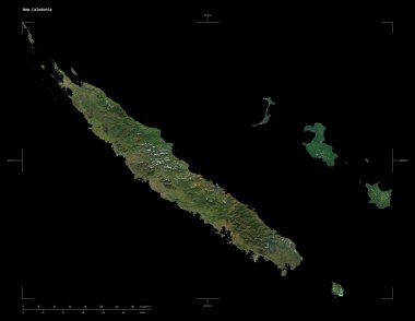 Yeni Kaledonya 'nın yüksek çözünürlüklü uydu haritasının şekli, uzaklık ölçeği ve harita sınır koordinatlarıyla, siyah üzerine izole edilmiş.