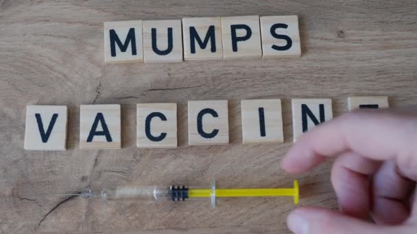 Mumps Impfkonzept Spritze Auf Dem Tisch — Stockvideo