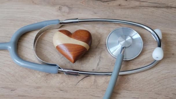 Zoom Tiro Corazón Madera Estetoscopio Médico Concepto Salud Cardíaca — Vídeo de stock