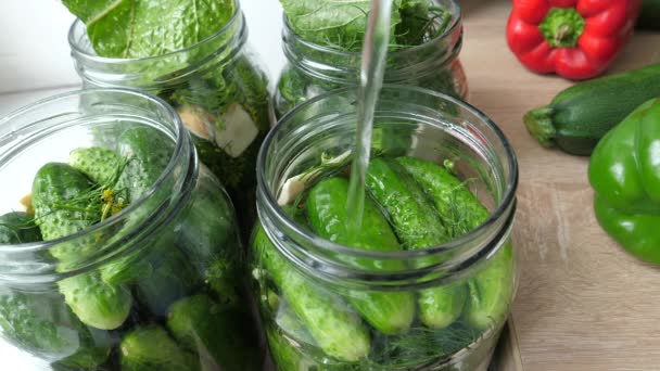 Zuurkomkommers Conserven Voor Winter Vrouw Bedek Komkommers Met Zout Water — Stockvideo