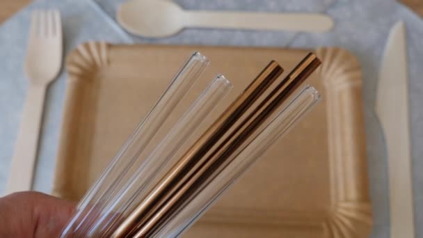 刷洗可重复使用的稻草 铜和玻璃可重复使用的饮用稻草在手 — 图库视频影像