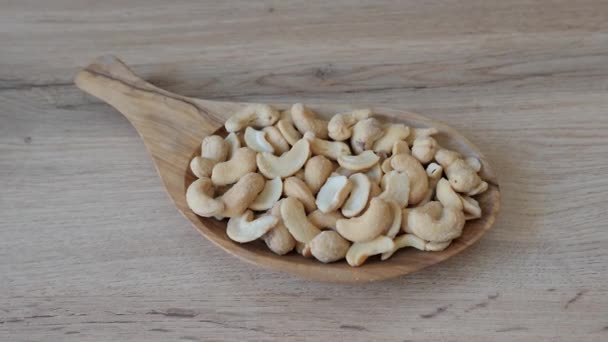 木製の皿の上のカシューナッツでゾーミング 健康的なスナック — ストック動画