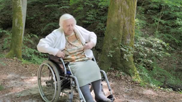 Äldre Kvinna Rullstol Bär Vit Tröja — Stockvideo