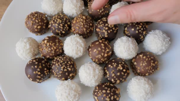 Mão Está Alcançando Delicioso Lanche Chocolate Coco Prato — Vídeo de Stock