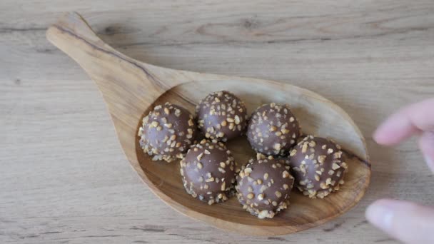 Mão Está Chegando Para Delicioso Lanche Chocolate Prato Madeira — Vídeo de Stock