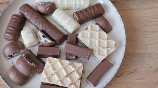 Elin Tabakta Tatlıya Uzanıyor Çikolata Gofret — Stok video