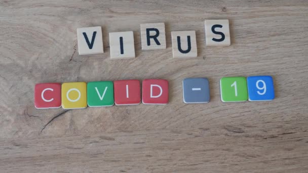 Covid Aşı Konsepti Şırıngayı Masaya Yerleştiriyorum — Stok video