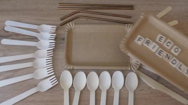 Çevre dostu piknik ahşap çatal bıçak ve bakır pipet.. 