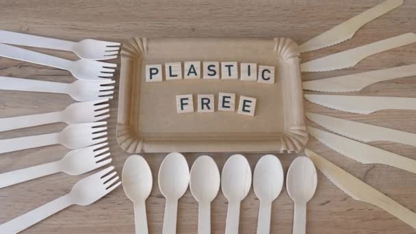 Közelíts Plastic Free Szavakra Papírtálcán Piknik Fából Készült Evőeszközökkel Körülvéve — Stock videók