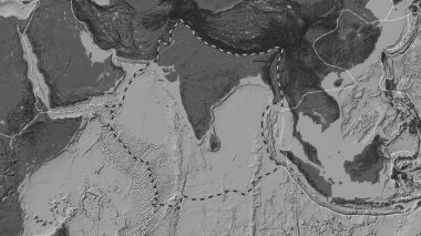 Hindistan tektonik plakasının alanı Eckert III projeksiyonunda bir bilek yükseklik haritasında kesik bir çizgi ile işaretlenmiş.