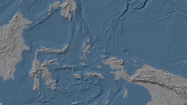 Halmahera Denizi. Patterson silindirik projeksiyonunda mavi ve gri renkli yükseklik haritası üzerinde konum diyagramı