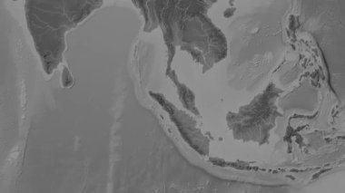 Patterson silindirik projeksiyonunda dünyanın gri ölçekli yükseklik haritasının arka planında Malacca Boğazı bölgesi