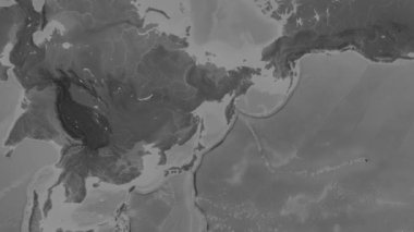 Okhotsk Denizi, Patterson silindirik projeksiyonunda dünyanın gri ölçekli yükseklik haritasının arka planında yer almaktadır.