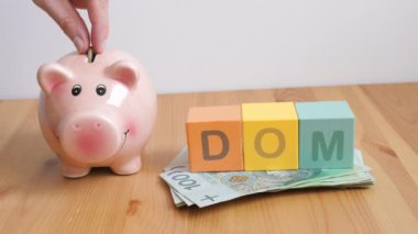 Ev tasarrufu konsepti. Lehçe: dom (ev). Yeni ev alınıyor
