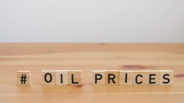 Petrol fiyatları scrabble kelime. Araba duruyor. Petrol fiyatları kavramı. 