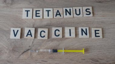 Tetanos aşısı konsepti. El şırıngayı alıyor..