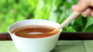 Bir kasede taze bal.