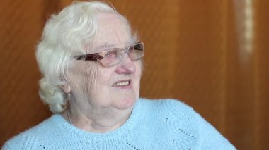 Mutlu, gülümseyen yaşlı kadın portresi. 