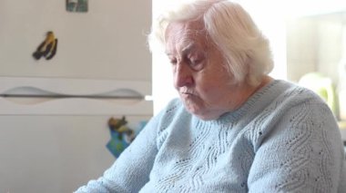 Yalnız yaşlı kadın kahvaltıda süzme peynir yiyor..