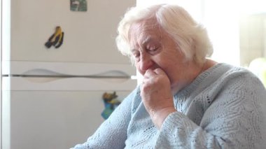 Yalnız yaşlı kadın kahvaltısını evde yapar..