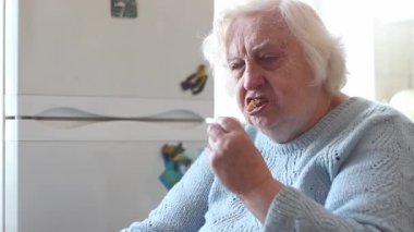 Yaşlı kadın kahvaltısını evde yiyor..