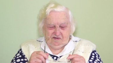 Yaşlı kadının gözlerle sorunu var..